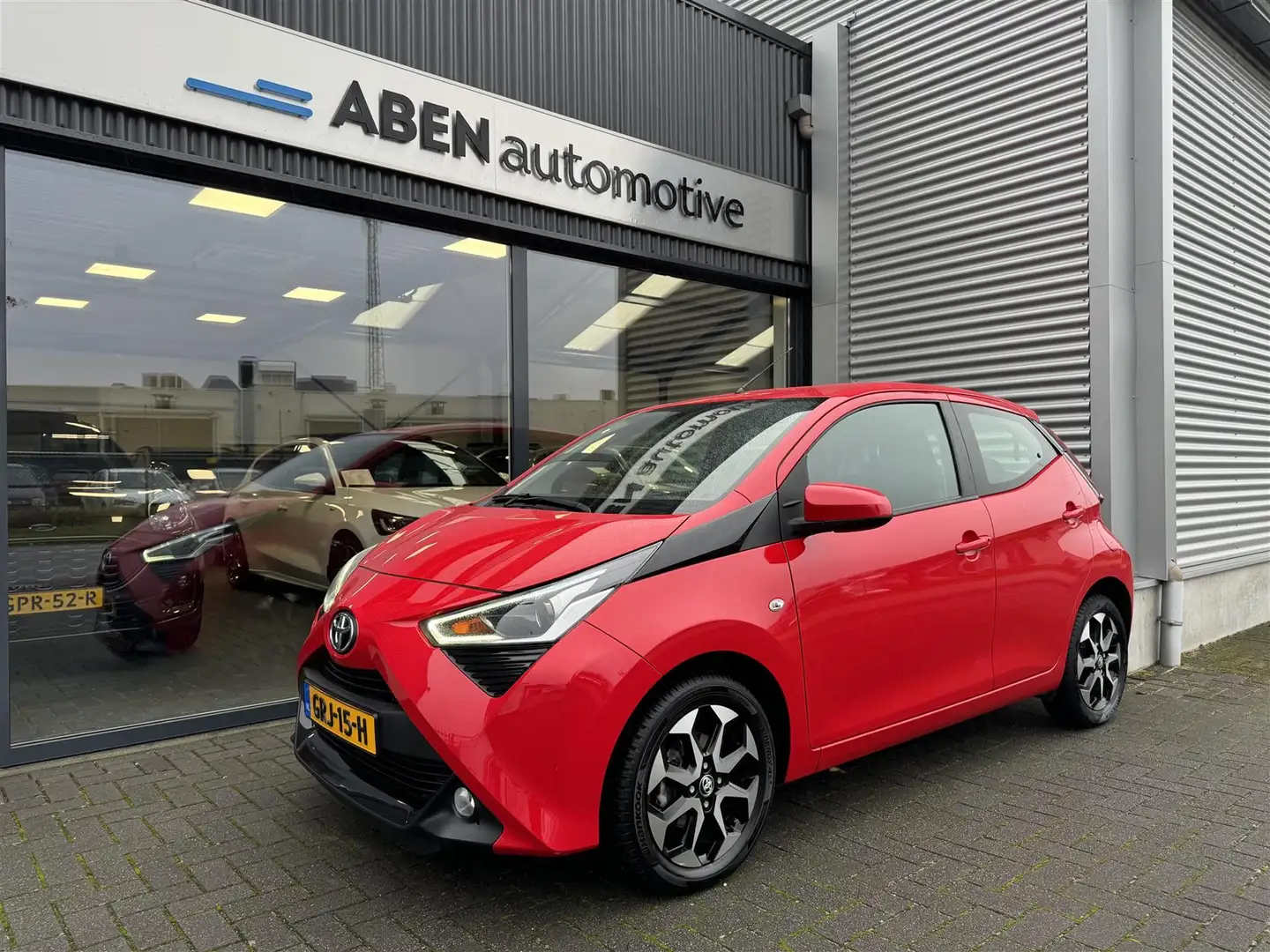 Toyota Aygo 1.0 VVTi 72PK X-Play 5-deurs (CAMERA|CARPLAY|LMV|4 Rojo - 2