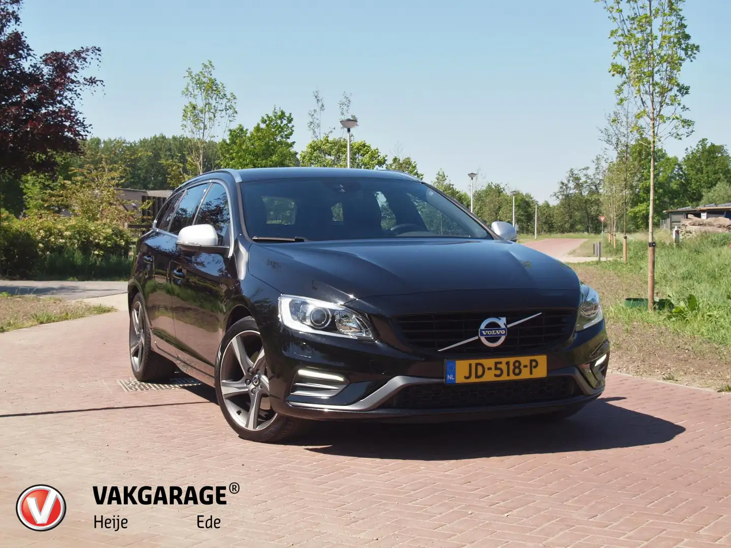 Volvo V60 2.0 T3 R-Design | Cruise Control | Bluetooth | Par Negro - 1