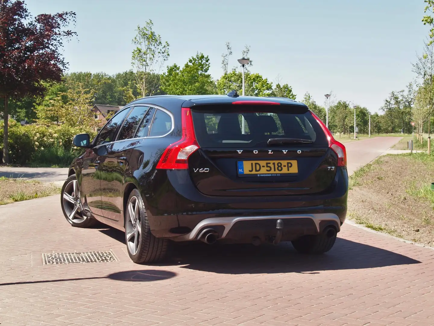Volvo V60 2.0 T3 R-Design | Cruise Control | Bluetooth | Par Negro - 2