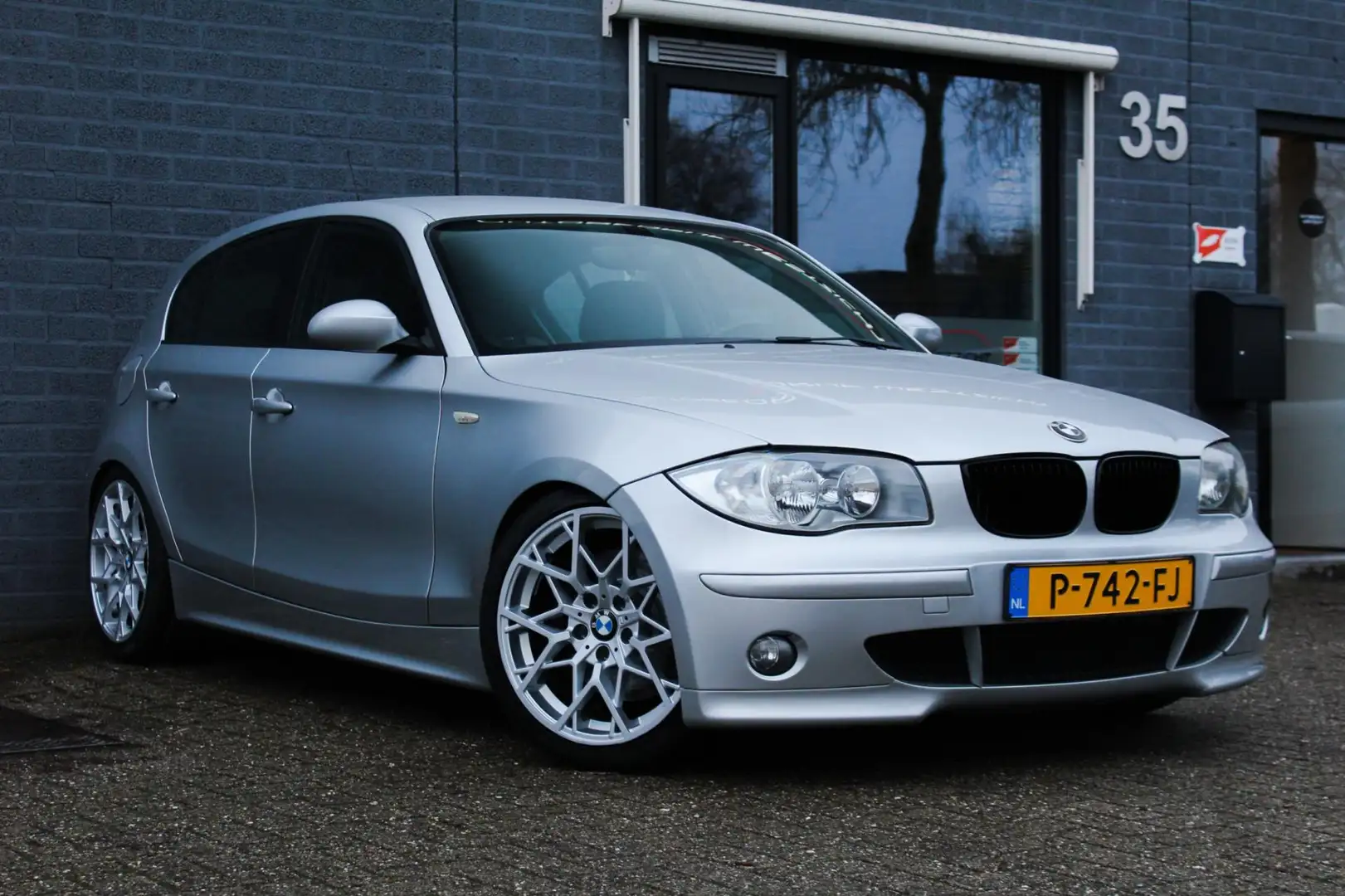 BMW 130 1-serie 130i Executive 265pk, Automaat, 18 inch M, Gri - 2