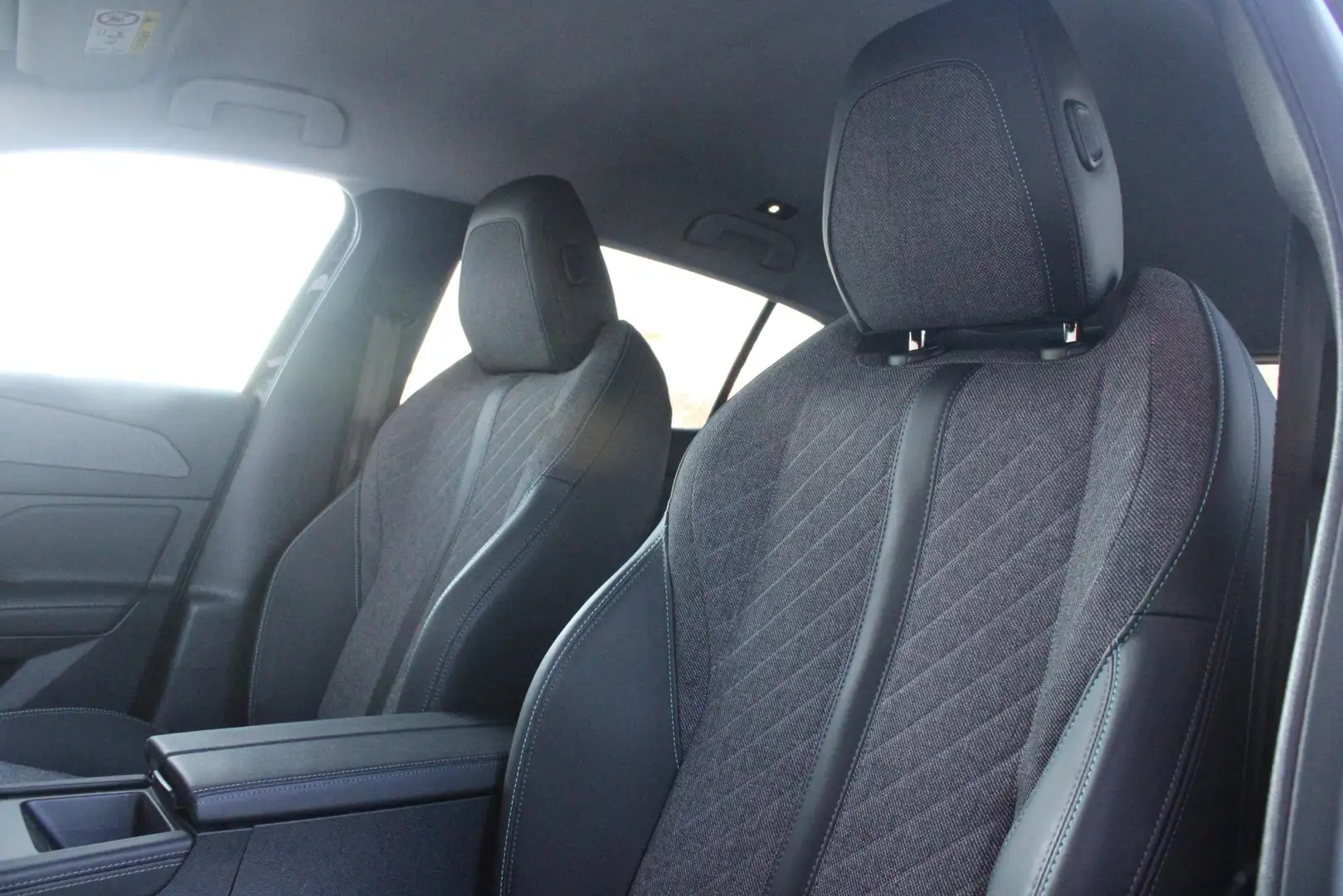 Peugeot 408 1.2 130PK AUTOMAAT ALLURE | NAVIGATIE | DRAADLOZE Zwart - 2