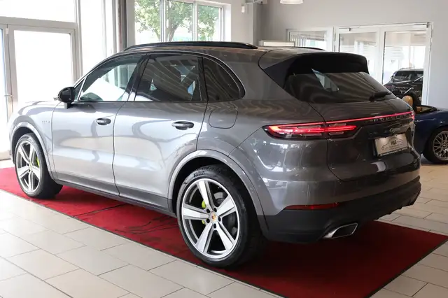 Porsche Cayenne view 3