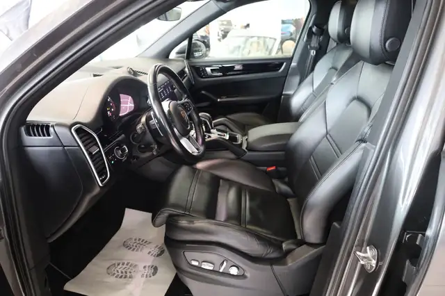 Porsche Cayenne view 14