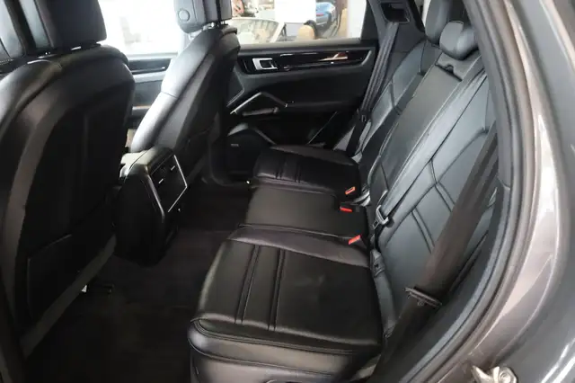 Porsche Cayenne view 13