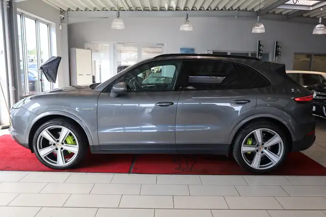 Porsche Cayenne view 2