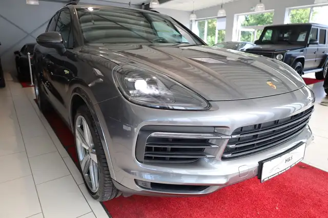 Porsche Cayenne view 8