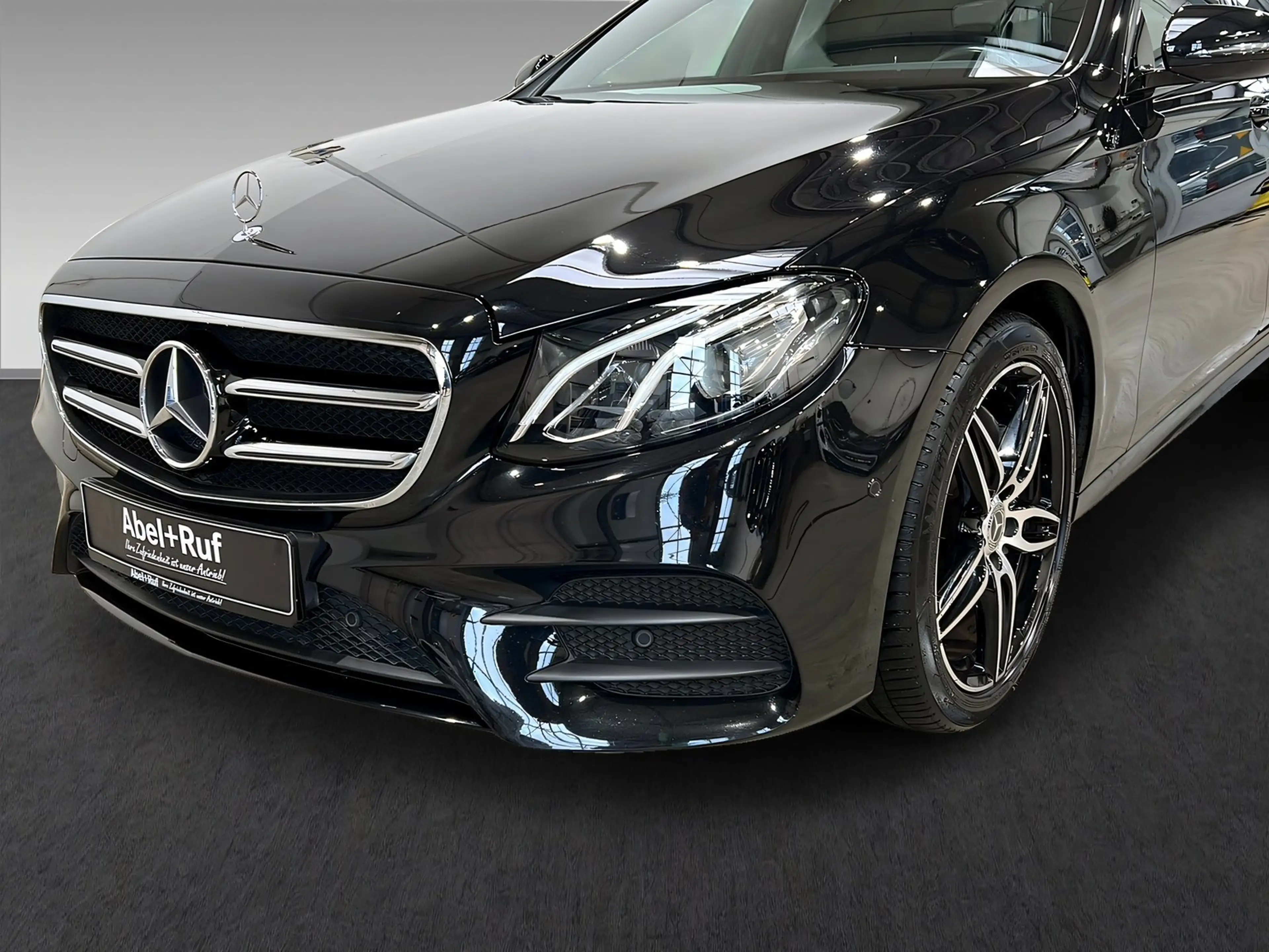 Mercedes-Benz E 250 AMG+NIGHT+AHK - nur Händler/Export 8fach — photo 3