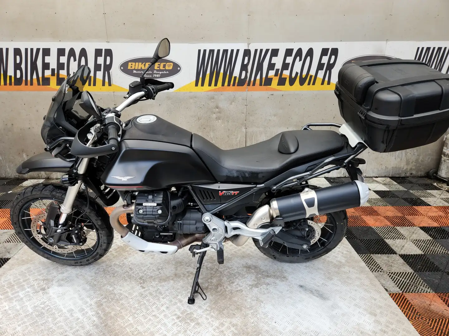 Moto Guzzi V 85 TT Schwarz - 2
