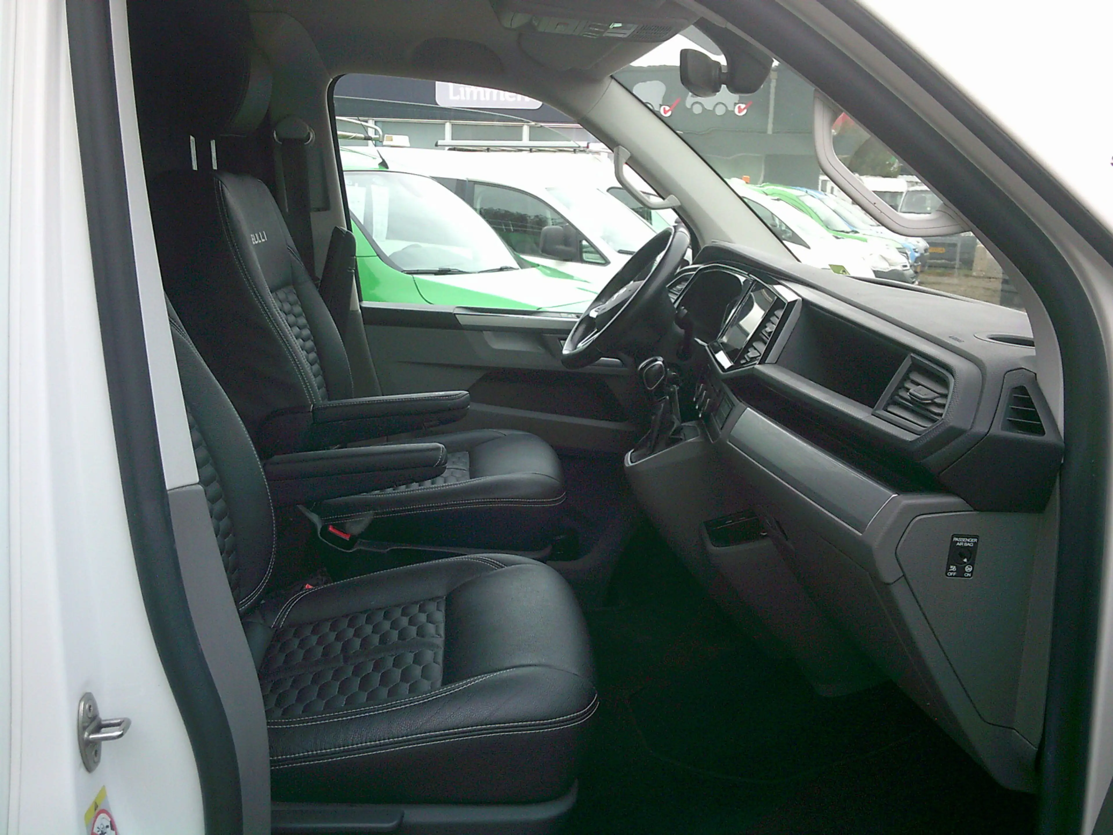 Volkswagen T6.1 Transporter 2.0 TDI L2H1 28 Bulli VOORZIEN VAN AIRCO+CRUISE+NA — photo 17
