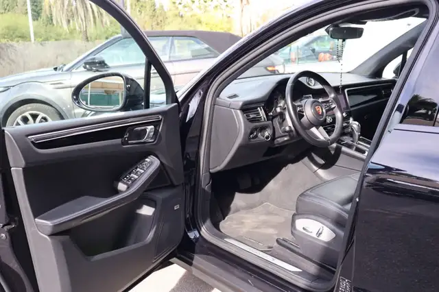 Porsche Macan view 10