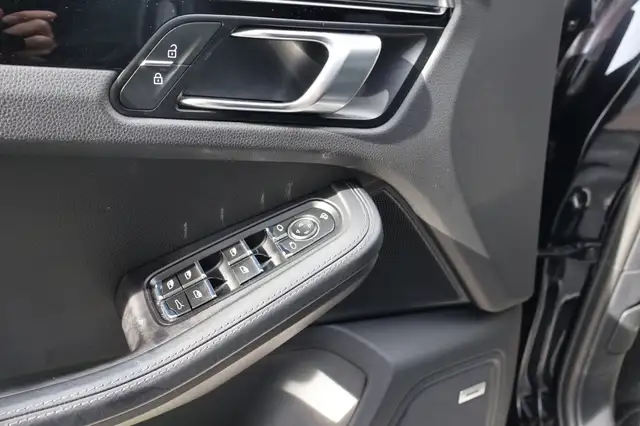 Porsche Macan view 11