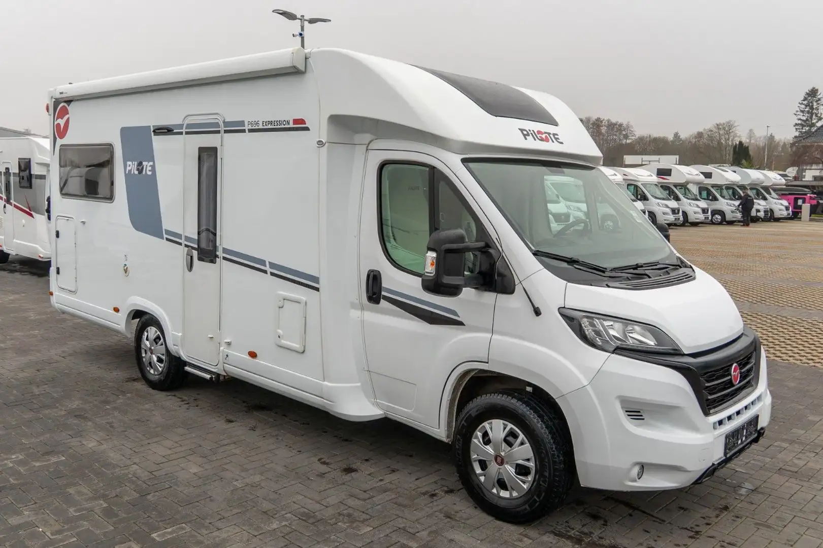 Pilote P 696 U HECKSITZGRUPPE+HUBBETT+SOLAR+RADTRÄGER Weiß - 1
