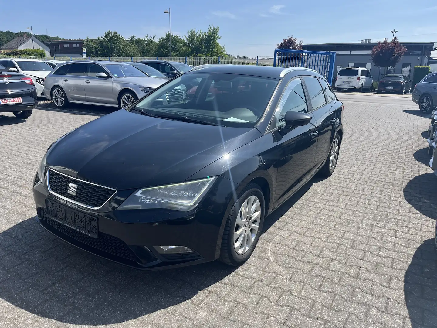 SEAT Leon Style 2.0 Diesel, Navi, AHK Schwarz - 1