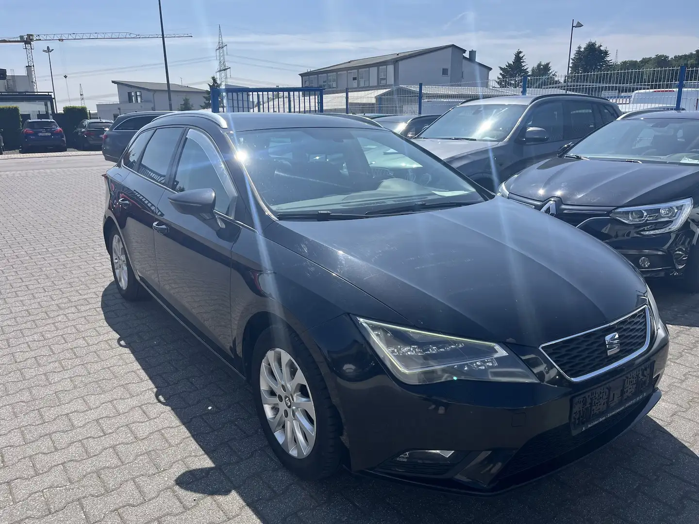 SEAT Leon Style 2.0 Diesel, Navi, AHK Schwarz - 2