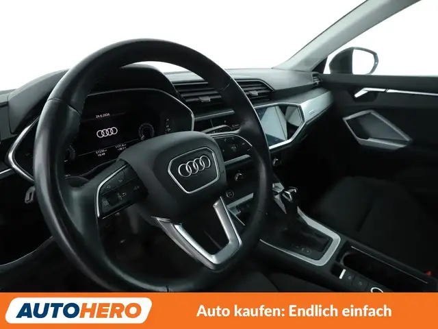 Audi Q3 view 11