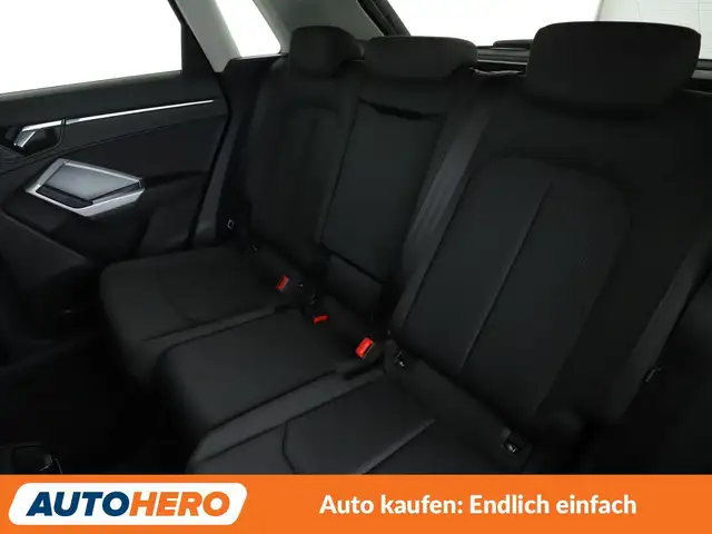 Audi Q3 view 14