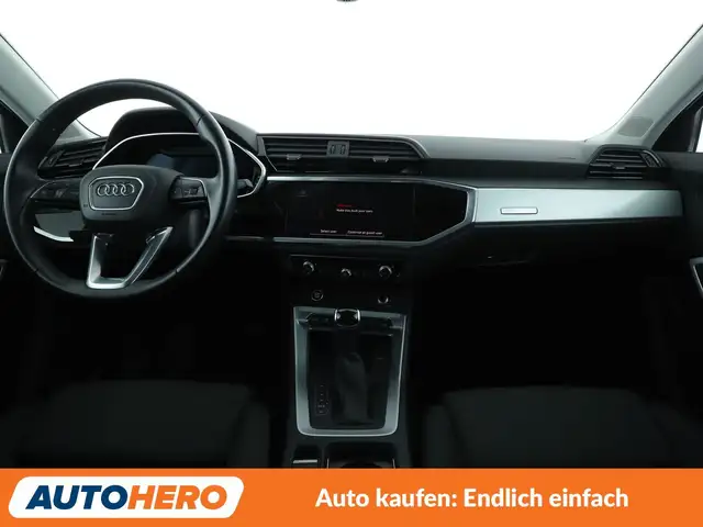 Audi Q3 view 12