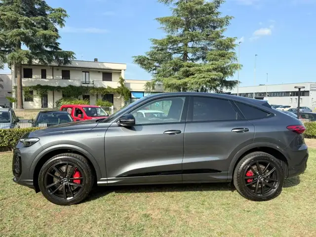 Audi Q5 view 8