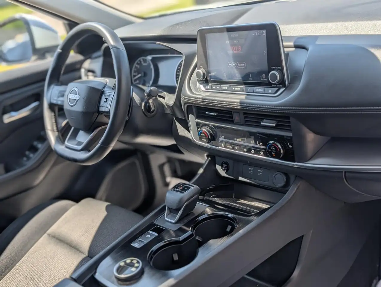 Nissan Rogue снимка Nissan Rogue