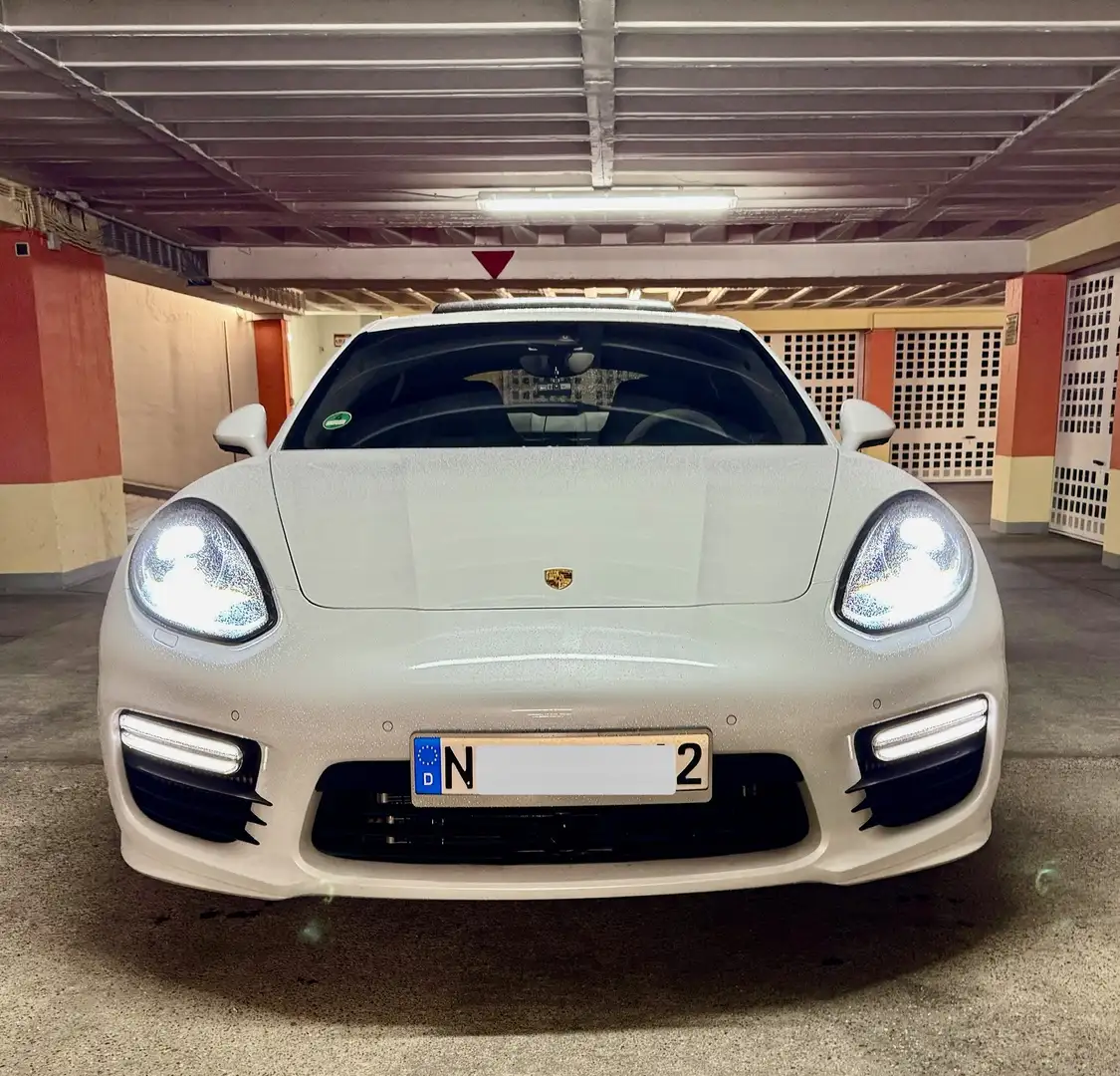 Porsche Panamera Turbo.  Sommerfahrzeug. Approved bis Juni 2027 Weiß - 2