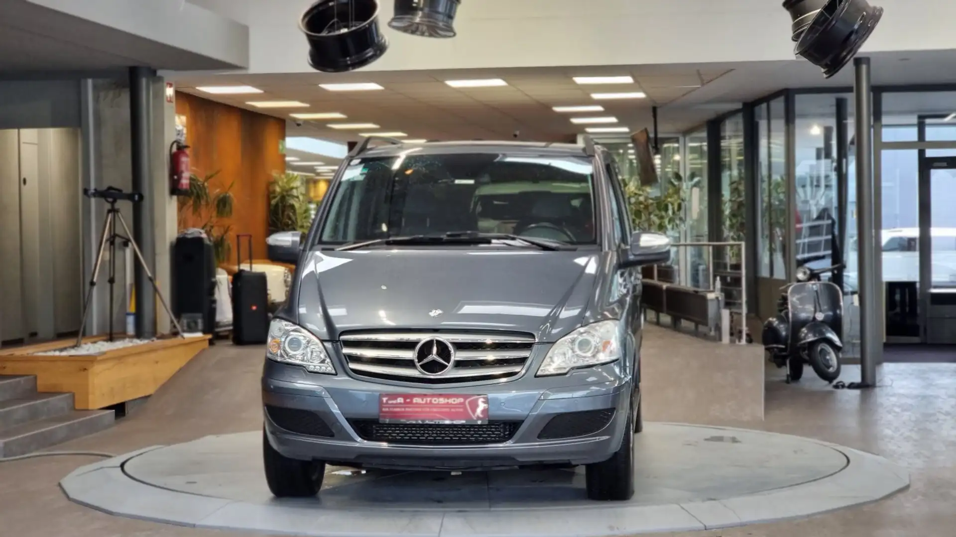 Mercedes-Benz Viano 7-Sitzer 4-Matic Aut. *Schiebedach*AHK* Grau - 2