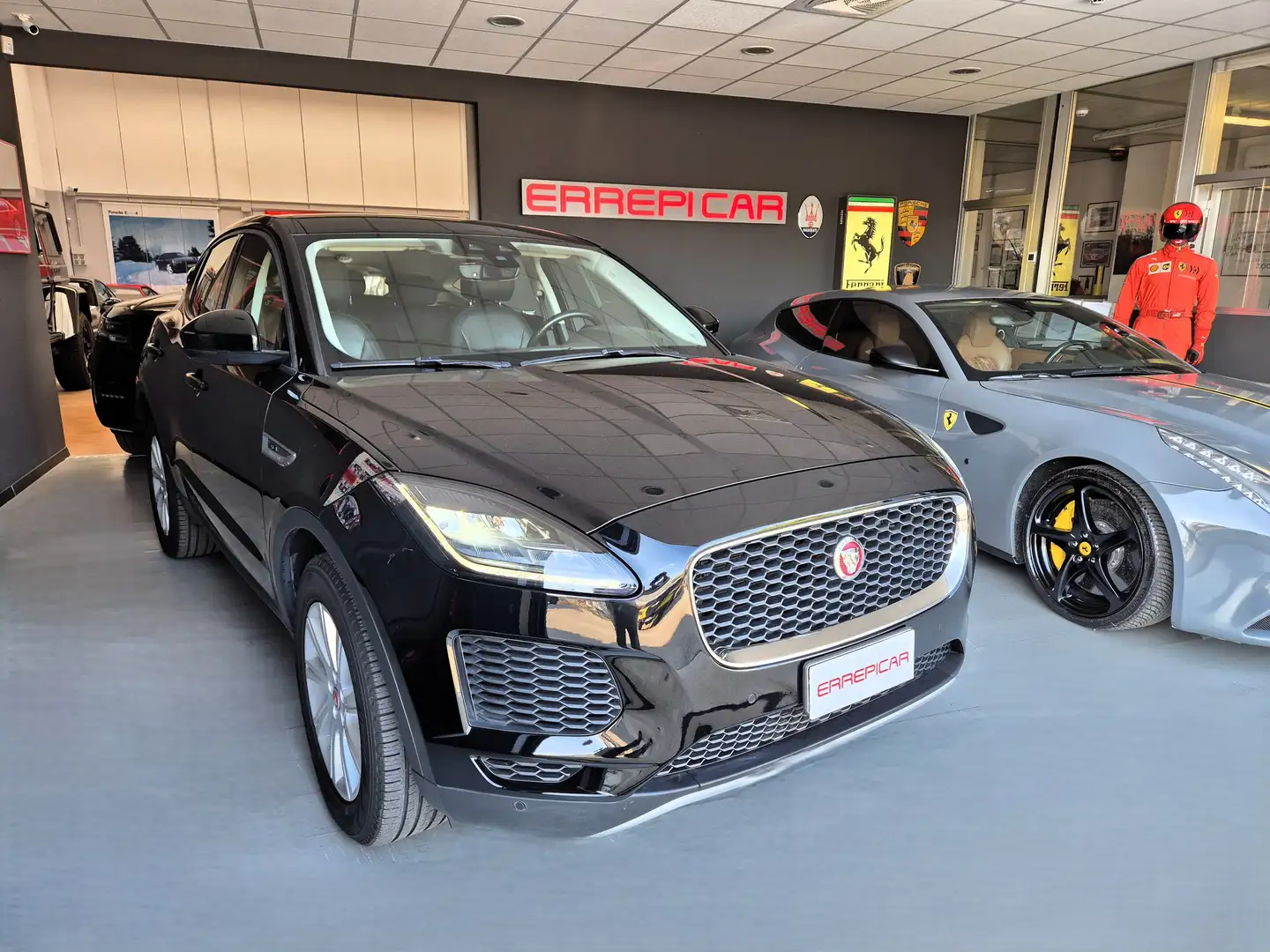 Jaguar E-Pace 2.0d i4 S awd 150cv auto my19 tagliandi Jaguar Schwarz - 1
