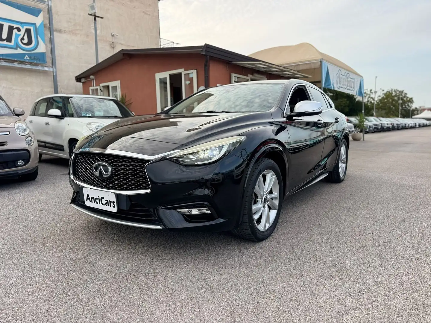 Infiniti Q30 1.5 diesel Premium Schwarz - 2