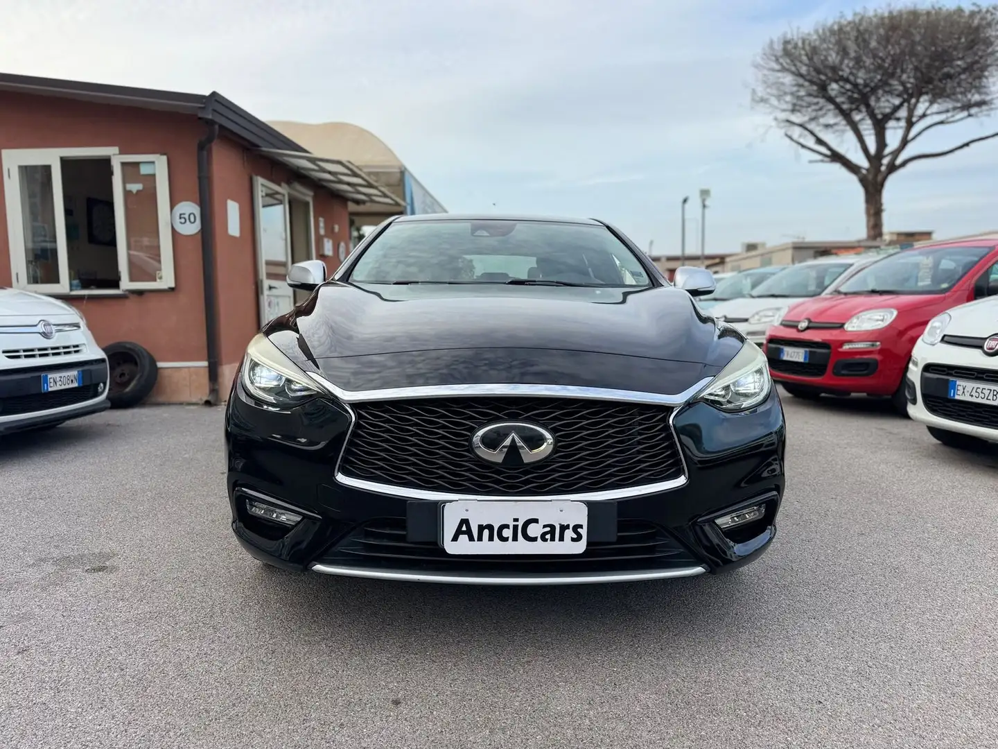 Infiniti Q30 1.5 diesel Premium Schwarz - 1