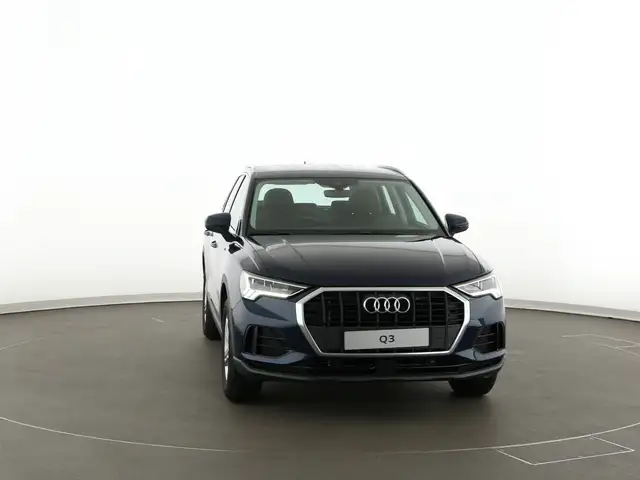 Audi Q3 view 3