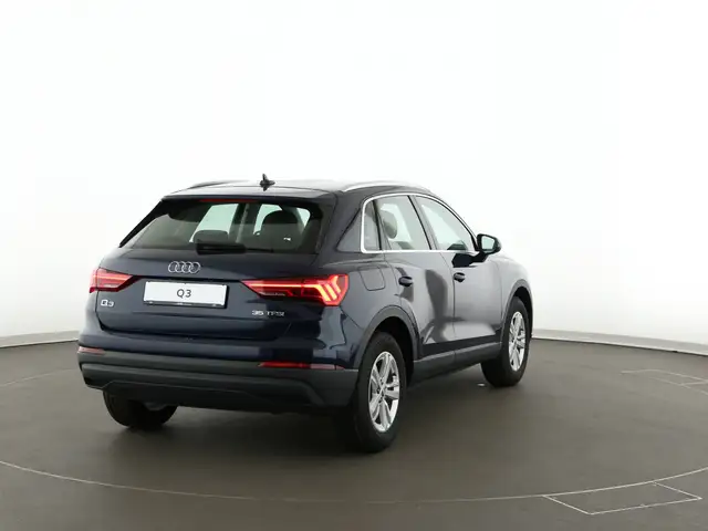 Audi Q3 view 7
