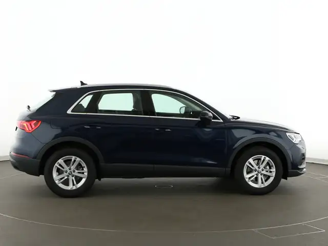 Audi Q3 view 8