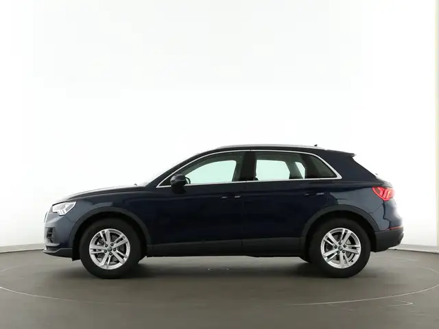 Audi Q3 view 4