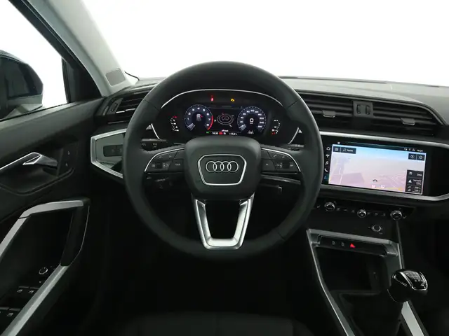Audi Q3 view 10