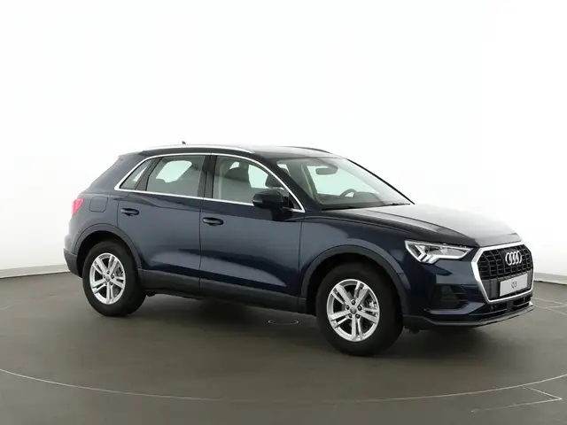 Audi Q3 view 9