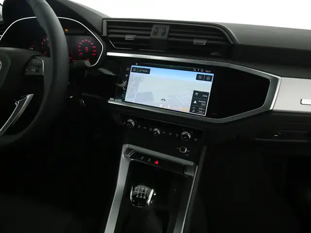 Audi Q3 view 13