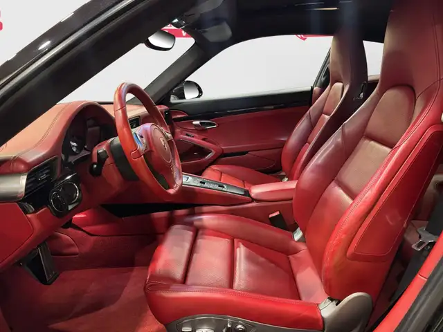 Porsche 911 view 7
