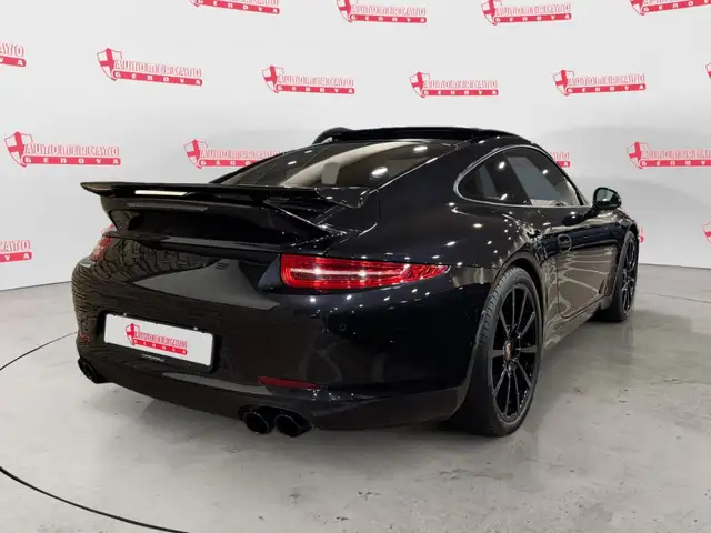 Porsche 911 view 3