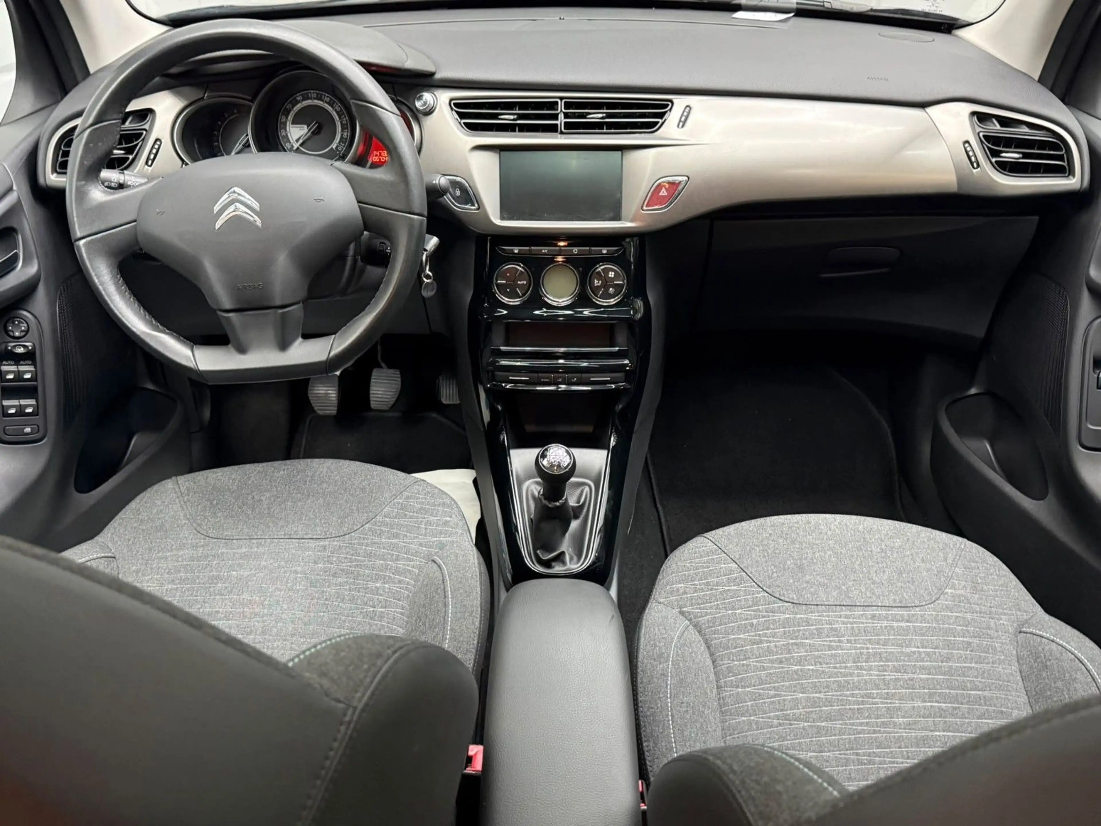 Citroen C3 Selection Klima Tempomat Kamera SHZ PDC — photo 10