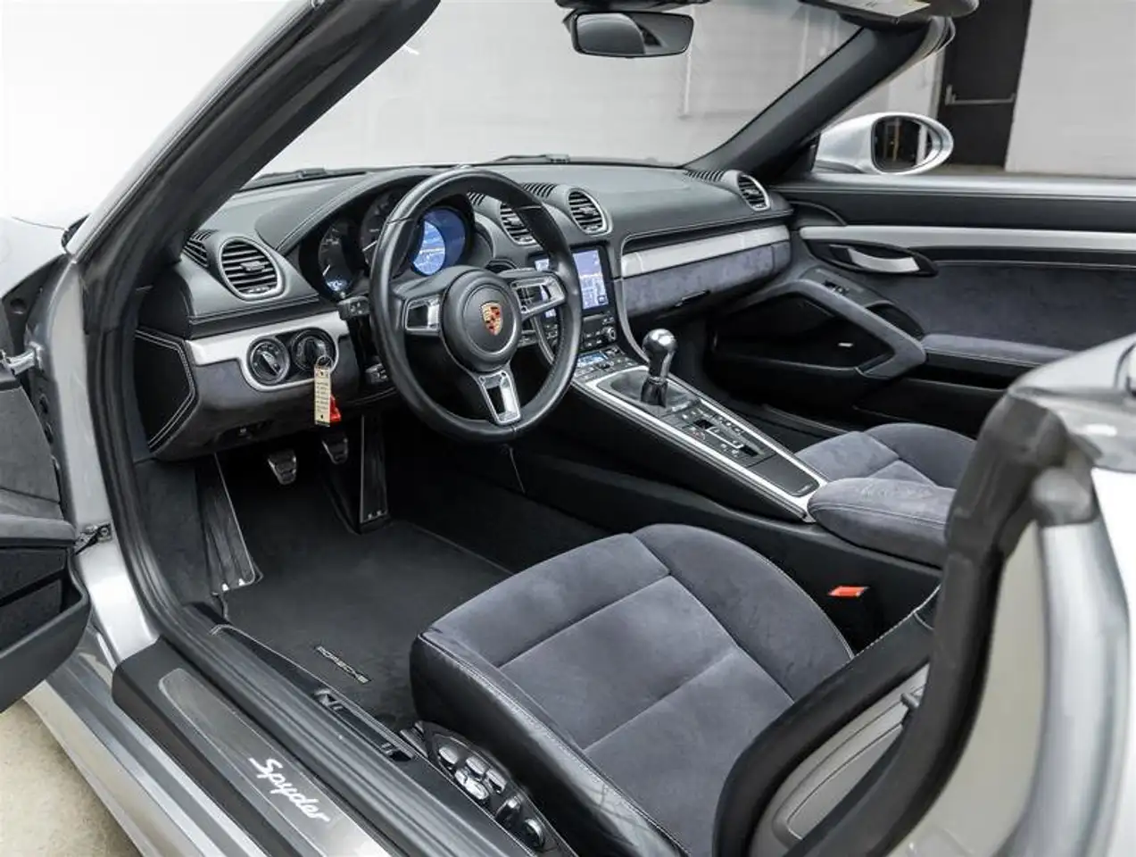 Porsche 718 Spyder снимка Porsche 718 Spyder