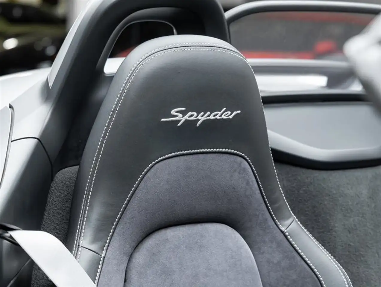 Porsche 718 Spyder снимка Porsche 718 Spyder