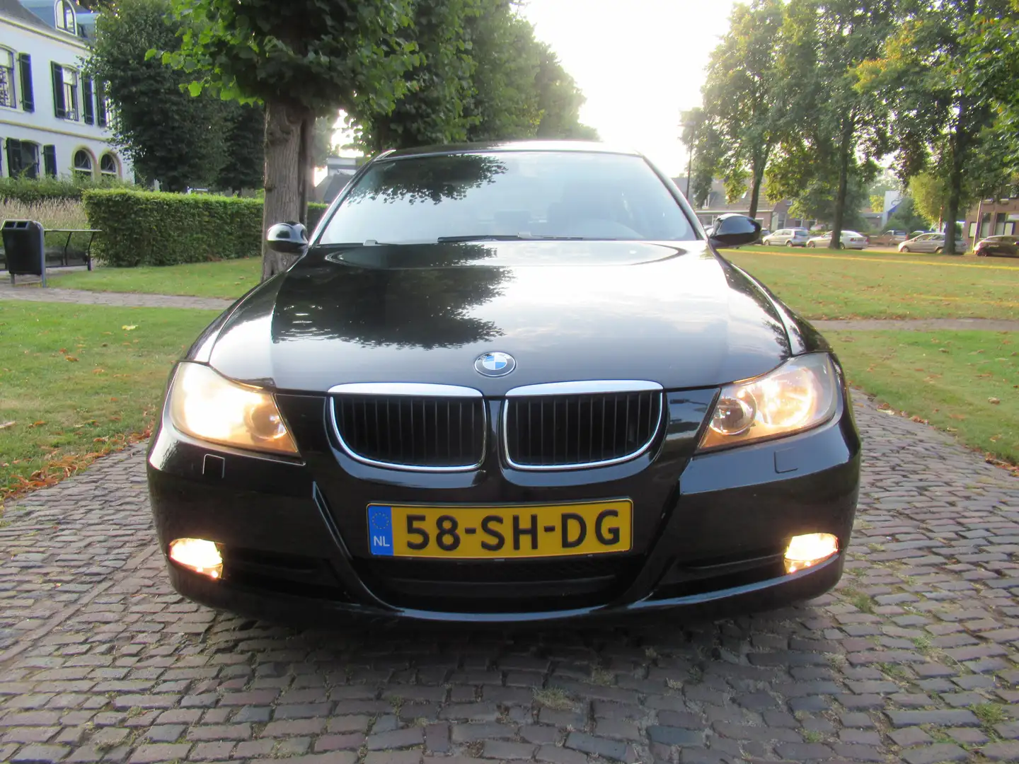 BMW 318 3-serie 318i Dynamic Executive Ecc Cruisecontrol L Zwart - 2