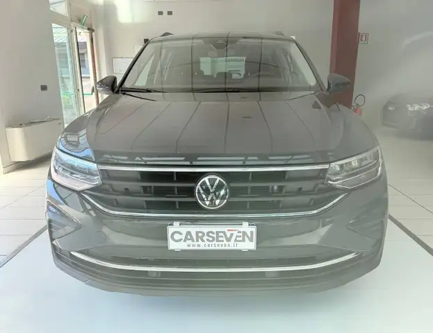 Volkswagen Tiguan view 2