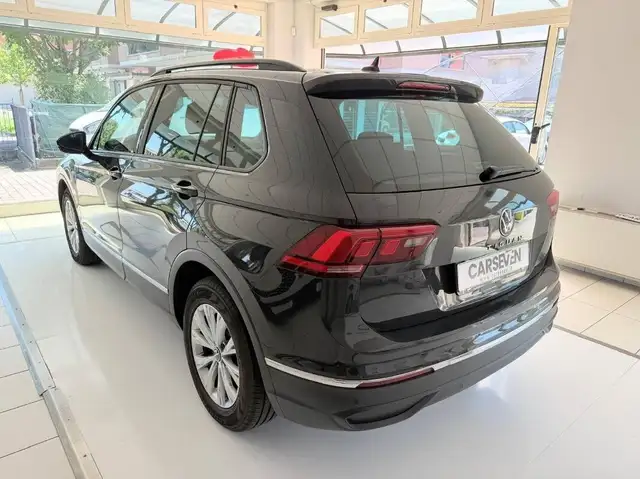 Volkswagen Tiguan view 6