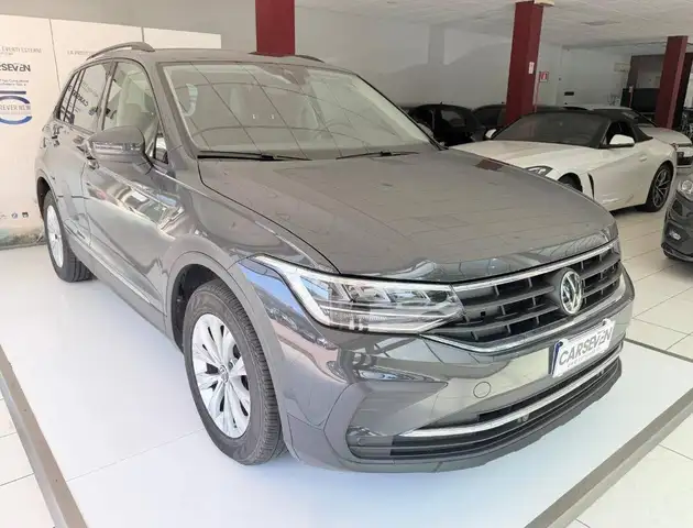 Volkswagen Tiguan view 3