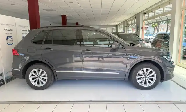Volkswagen Tiguan view 4