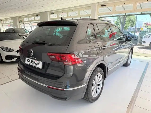 Volkswagen Tiguan view 5