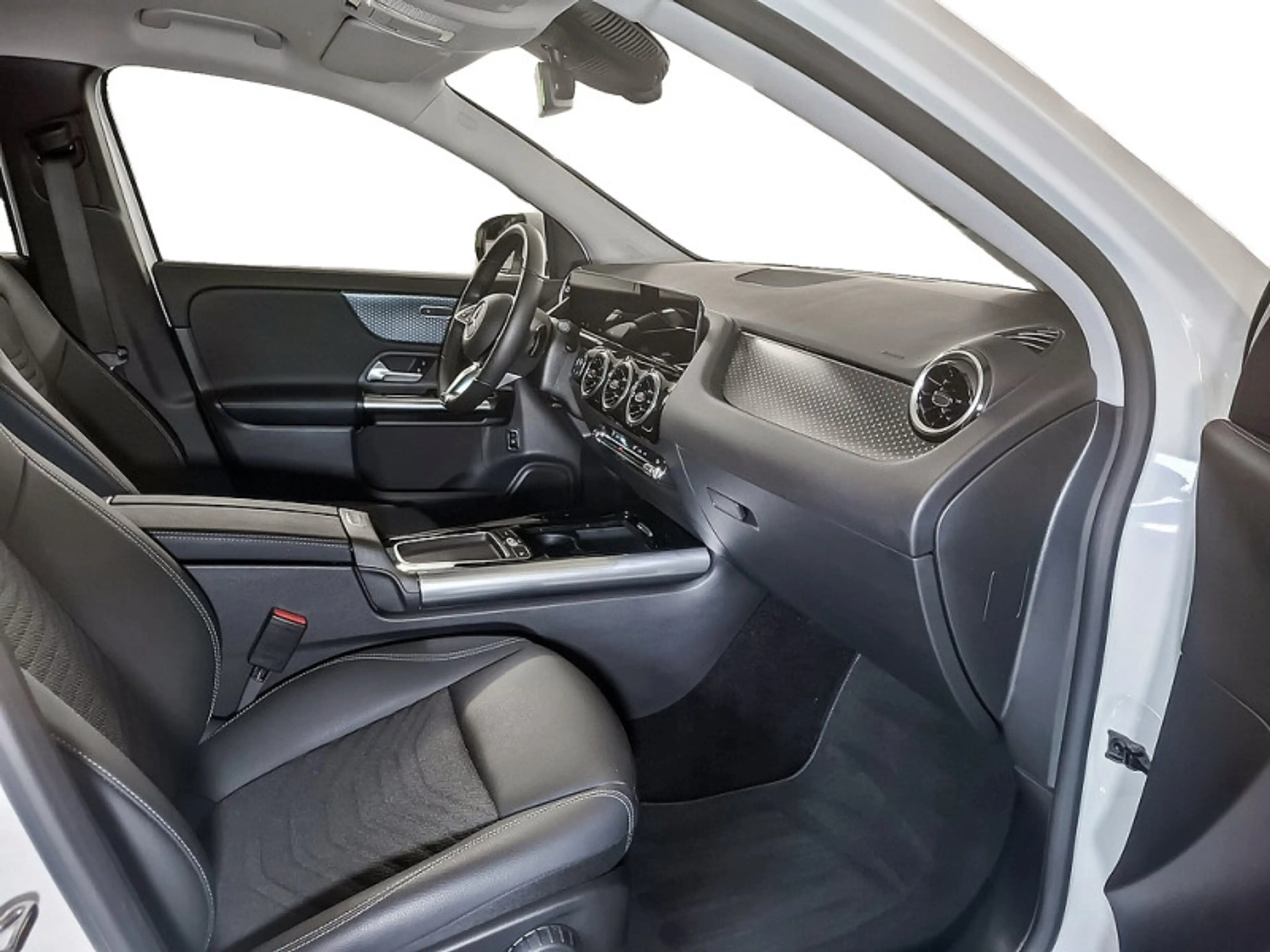 Mercedes-Benz GLA 180 d , PROGRESSIVE AHK KAMERA SPUR PDC SHZ — photo 7