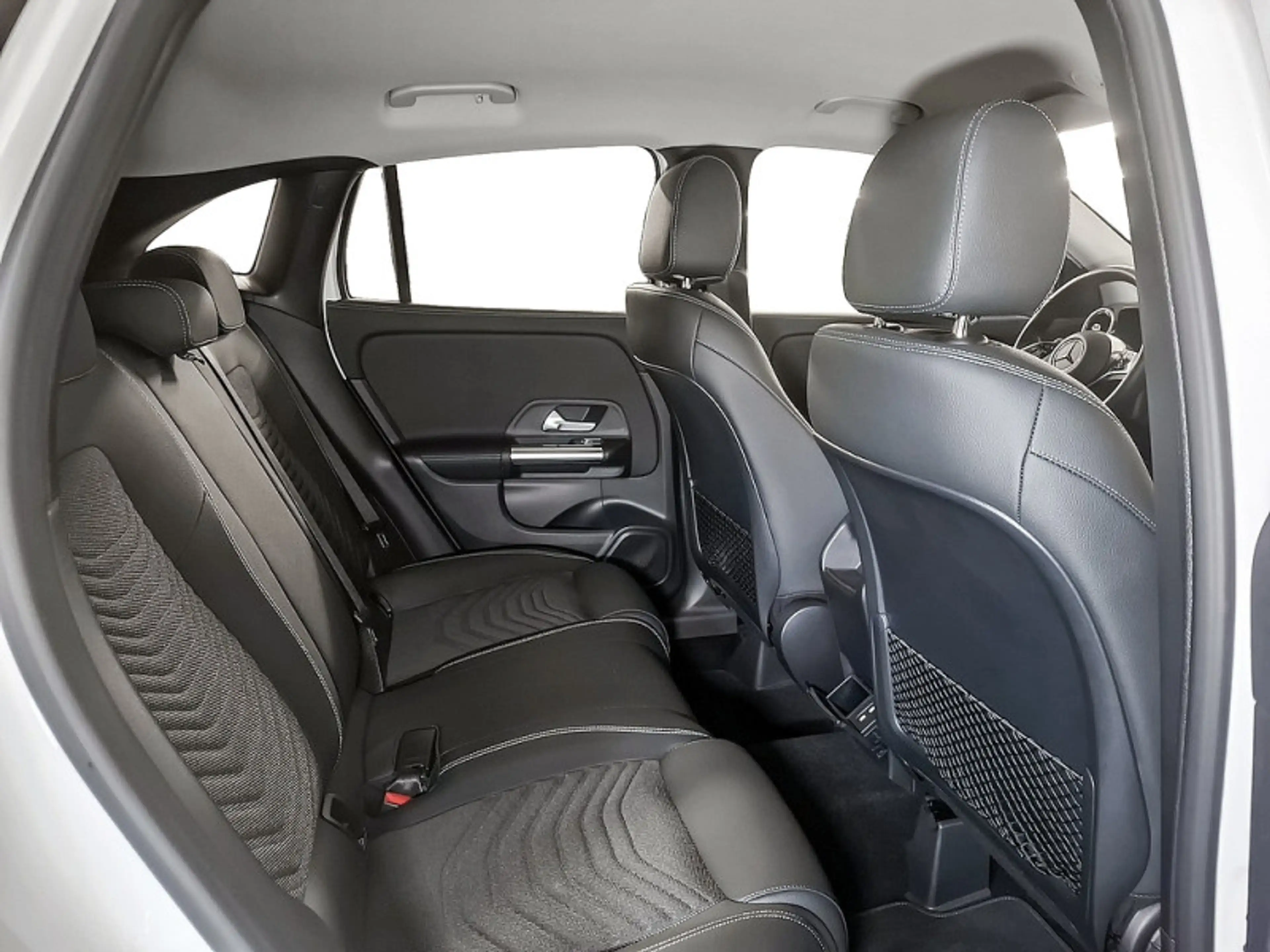 Mercedes-Benz GLA 180 d , PROGRESSIVE AHK KAMERA SPUR PDC SHZ — photo 8