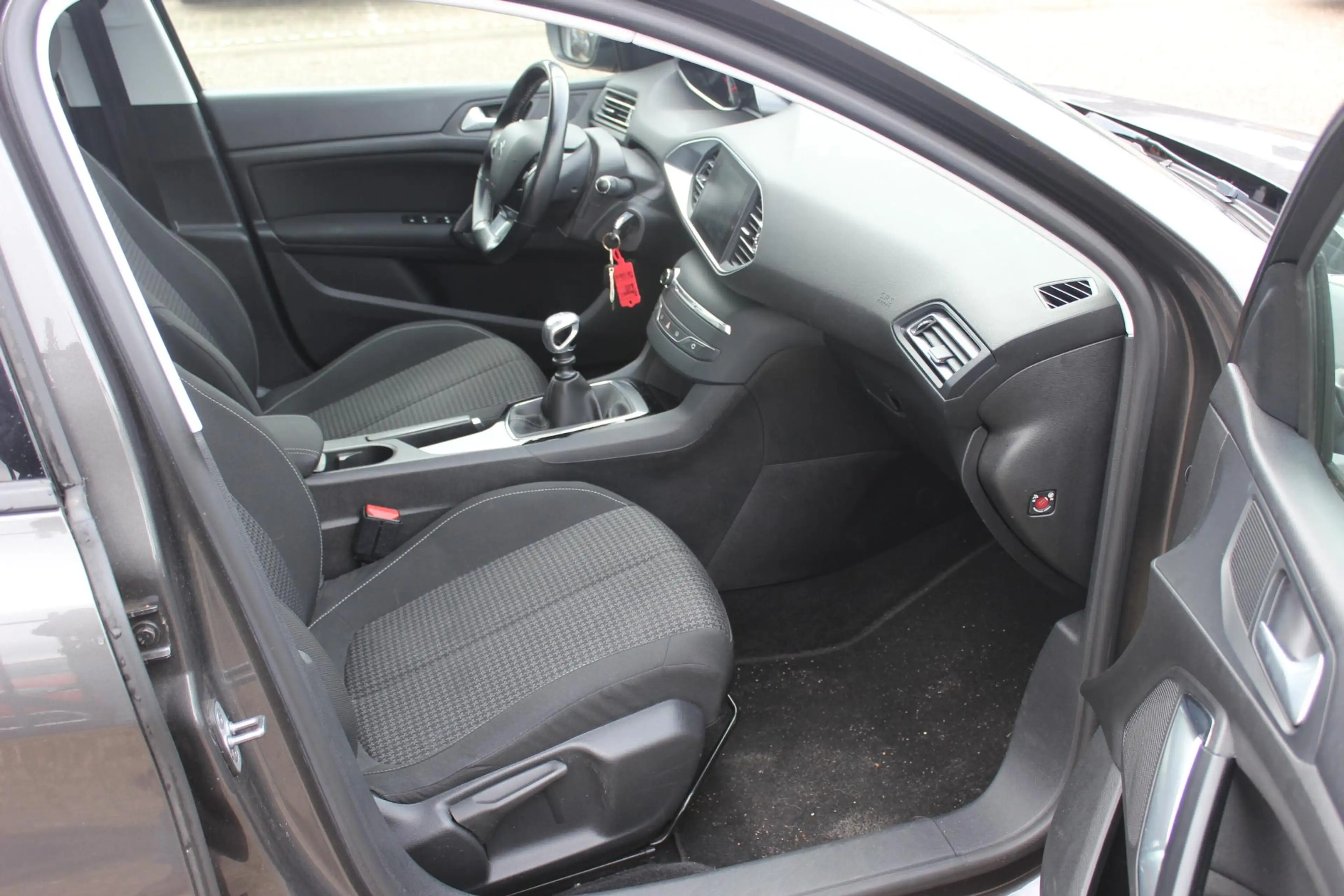 Peugeot 308 1.2 PureTech Blue Lease Executive — photo 5