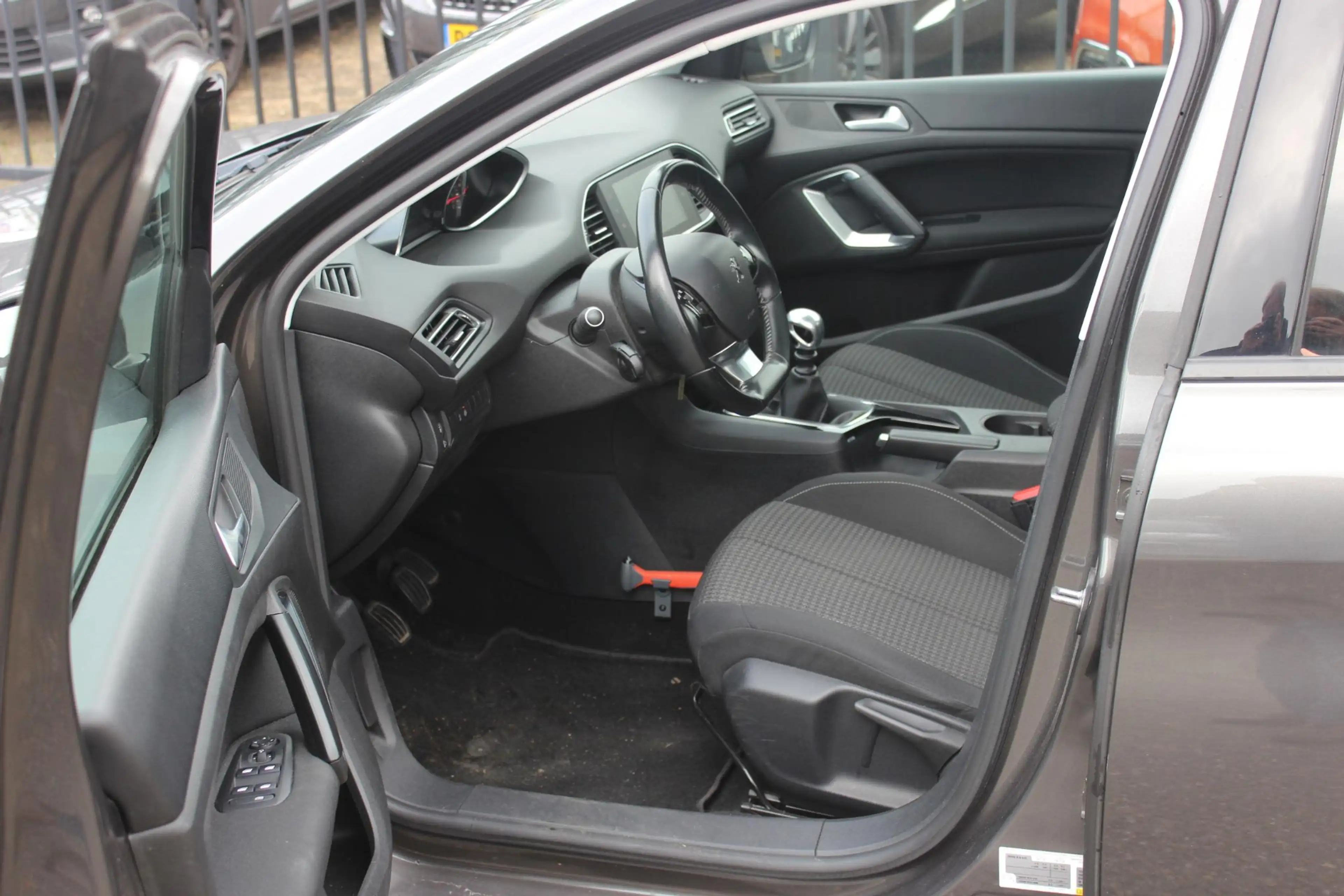 Peugeot 308 1.2 PureTech Blue Lease Executive — photo 3